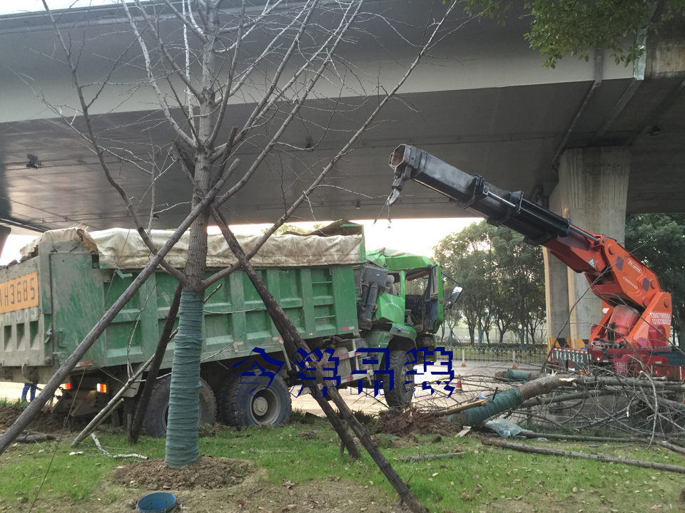 武漢設備吊裝公司趕上大雨天怎么辦？